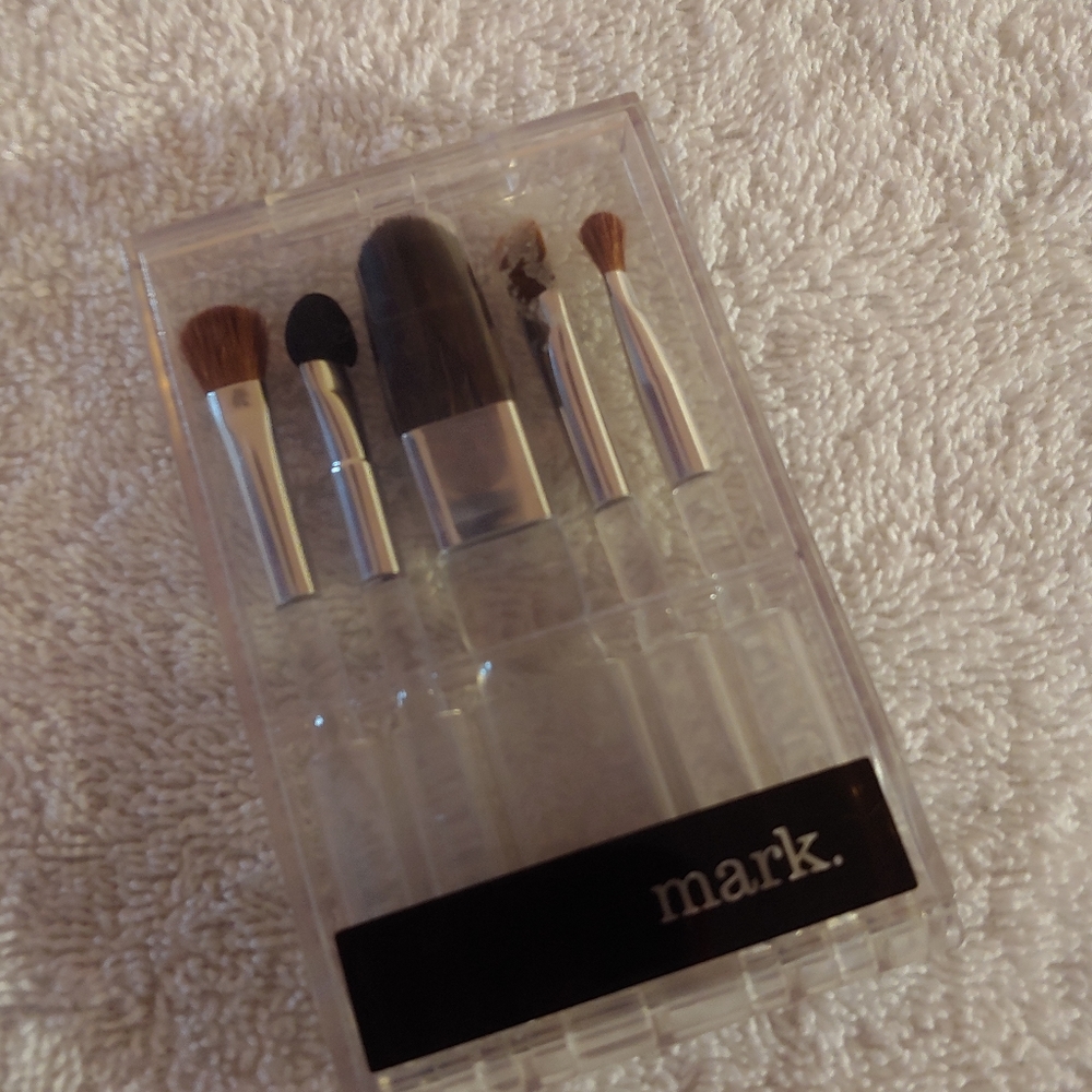 Avon Mark travel brush set
